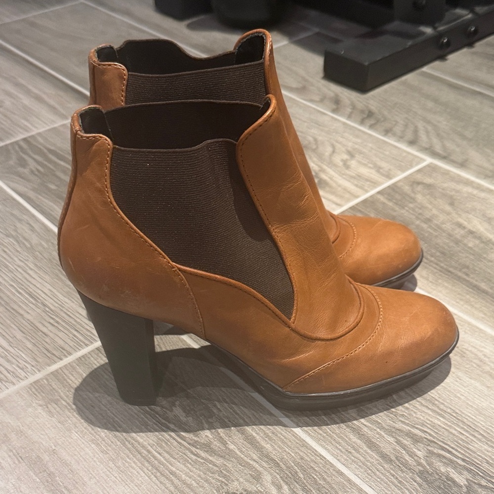 Tod’s Elegant Tan Leather Ankle Boots